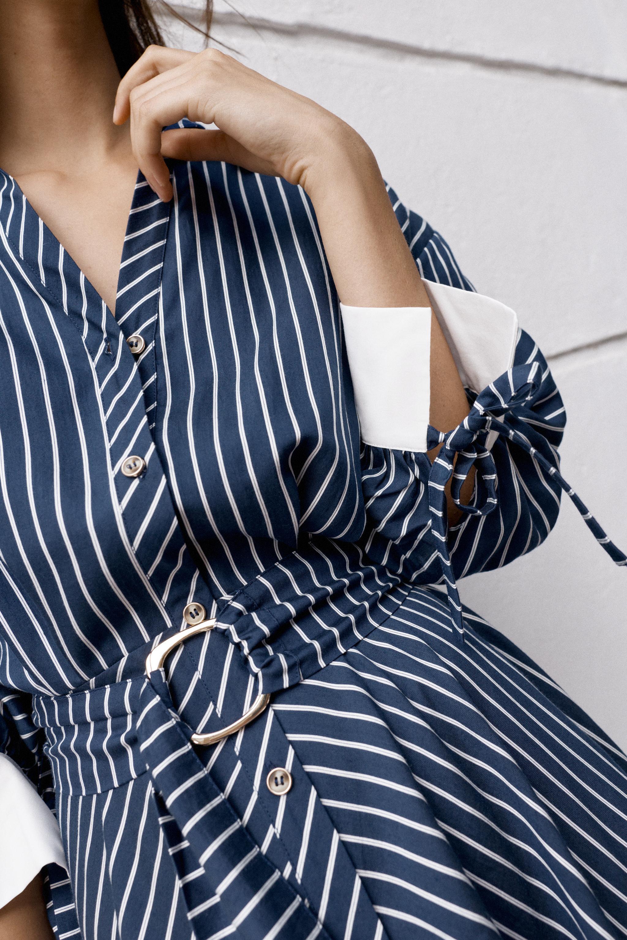ROBE MI-LONGUE RAYÉE AVEC CEINTURE